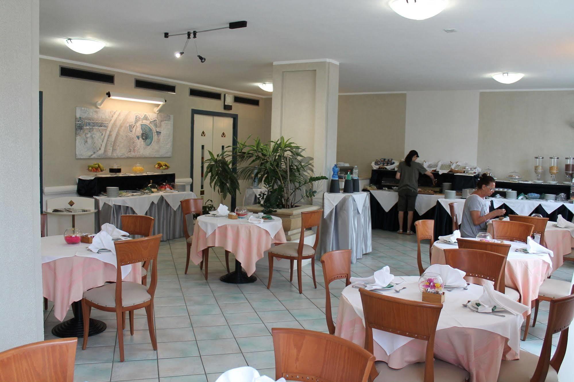 Hotel Mediterraneo Roccella Ionica Kültér fotó